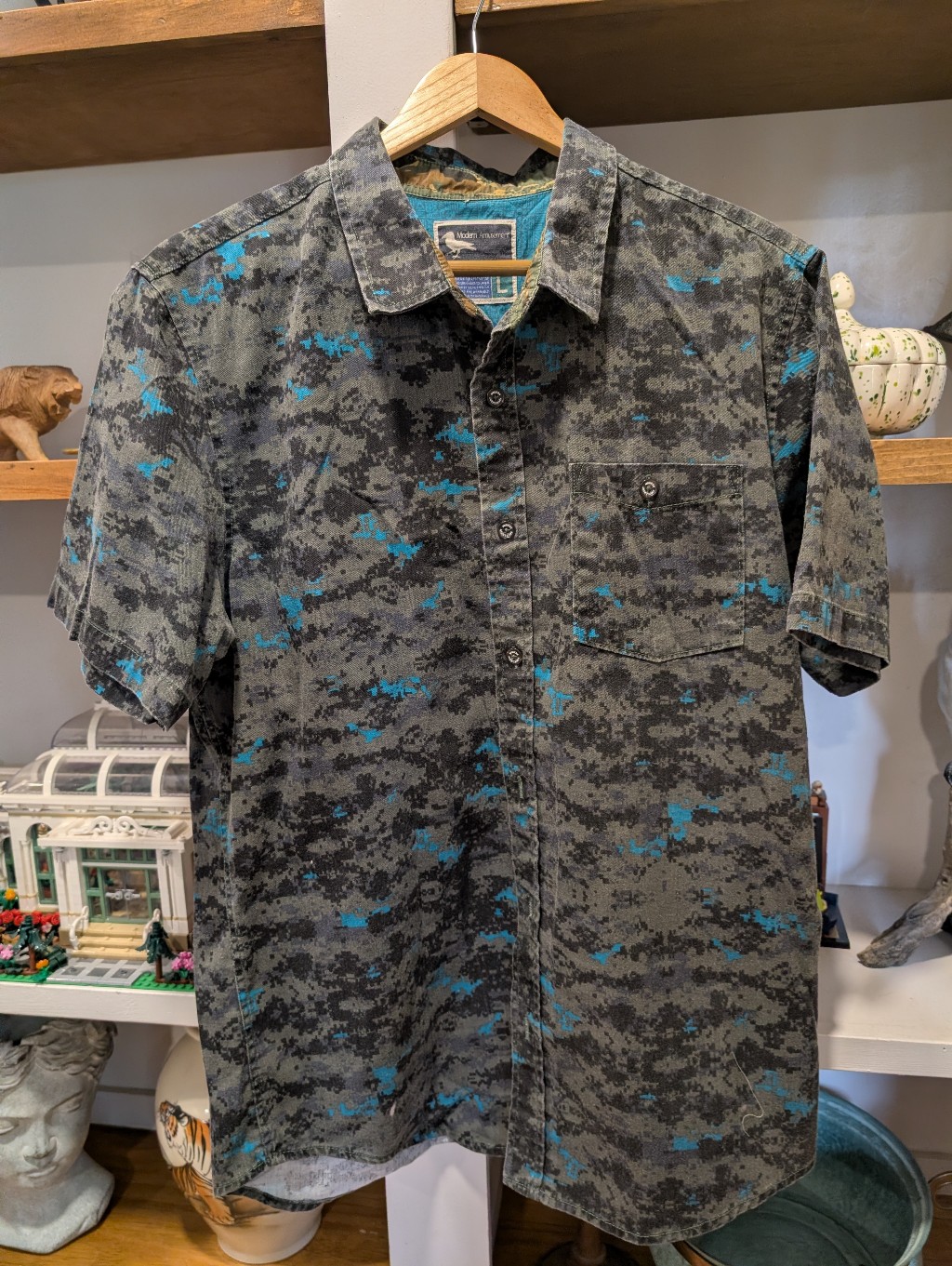 Modern Amusement Green Camo Military Button Up Short Sleeve Shirt Size Large